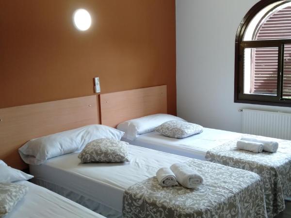 New Hortaleza Coliving : photo 4 de la chambre chambre triple basique avec salle de bains commune