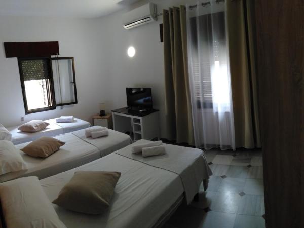 New Hortaleza Coliving : photo 6 de la chambre chambre triple basique avec salle de bains commune