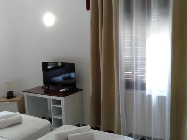 New Hortaleza Coliving : photo 7 de la chambre chambre triple basique avec salle de bains commune