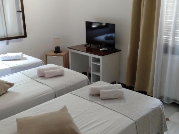 New Hortaleza Coliving : photo 8 de la chambre chambre triple basique avec salle de bains commune