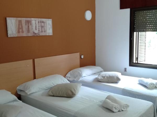 New Hortaleza Coliving : photo 9 de la chambre chambre triple basique avec salle de bains commune