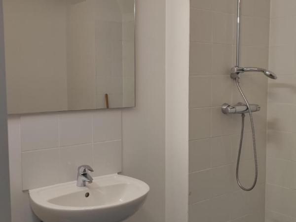 Auberge de Jeunesse HI Amiens : photo 4 de la chambre appartement avec douche