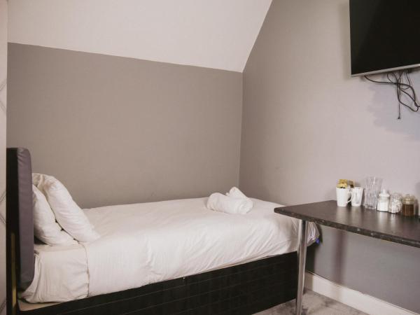 Hotel Anfield : photo 6 de la chambre chambre triple avec salle de bains privative