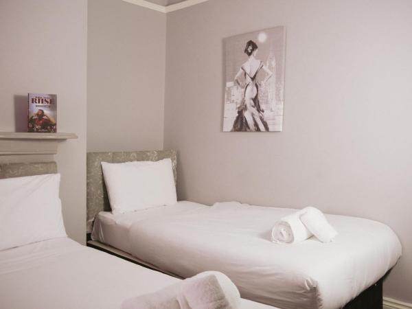 Hotel Anfield : photo 4 de la chambre chambre familiale avec salle de bains privative