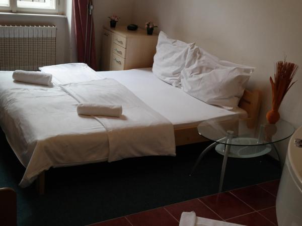 Hotel Praha Club bed & breakfast : photo 5 de la chambre chambre triple avec baignoire