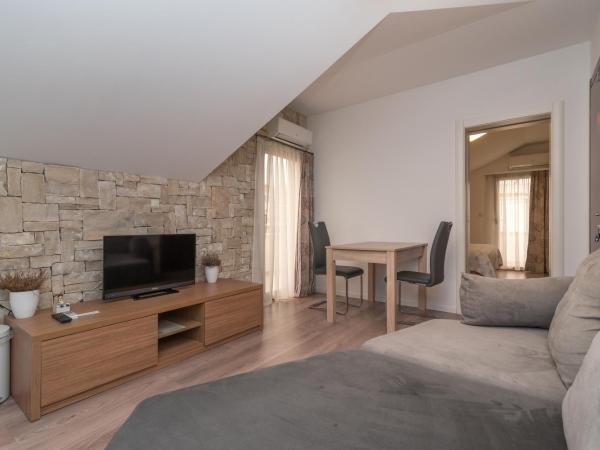 Villa Lučica Trogir : photo 2 de la chambre appartement 1 chambre avec balcon