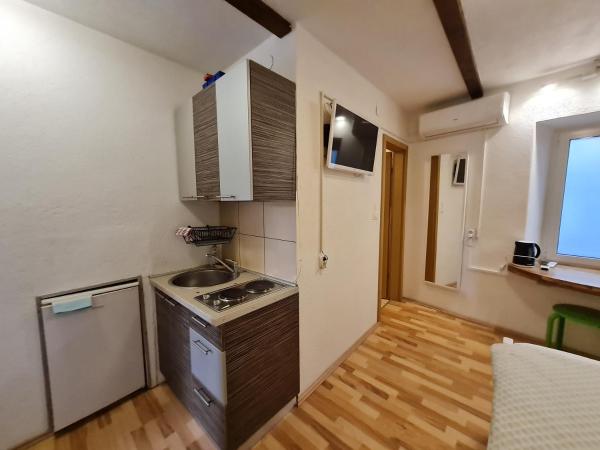 Rooms & Studio Apartments Šibenik : photo 8 de la chambre studio lit queen-size