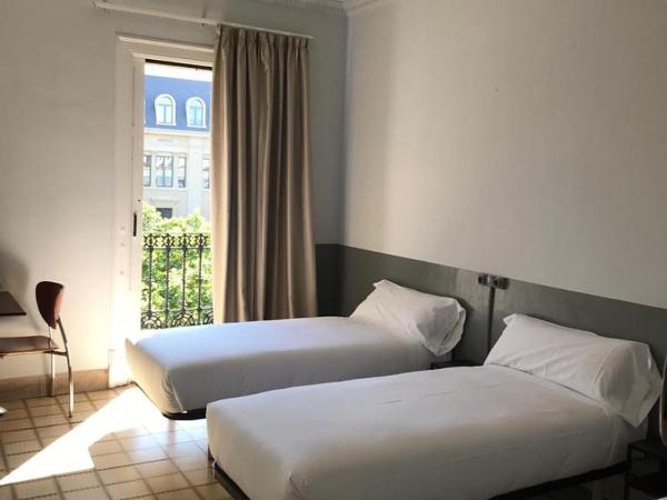 Hotel Monegal : photo 3 de la chambre chambre triple Économique avec salle de bains commune