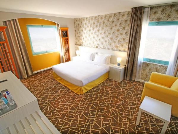 The George Hotel by Saffron, Dubai Creek : photo 5 de la chambre suite d'angle - vue sur crique et quartier heritage