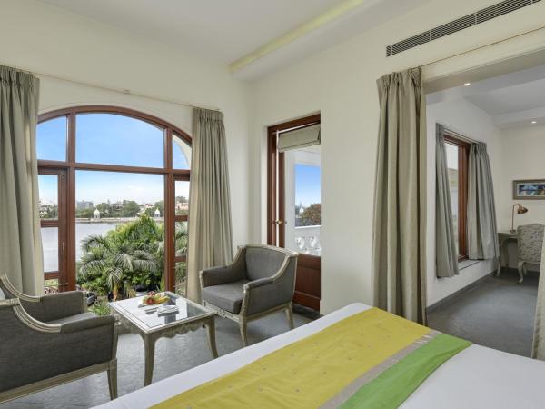 Brahma Niwas - Best Lake View Hotel in Udaipur : photo 1 de la chambre suite avec balcon