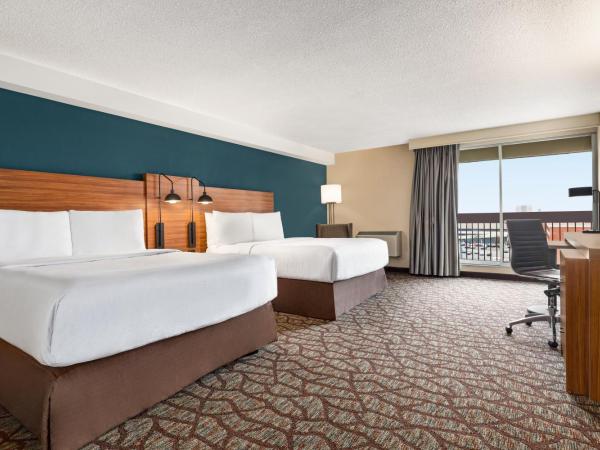 Wyndham Garden Niagara Falls Fallsview : photo 1 de la chambre chambre deluxe avec 2 lits queen-size et balcon - non-fumeurs - tour b