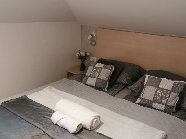 Kazimierz Residence Square : photo 5 de la chambre chambre double ou lits jumeaux avec salle de bains