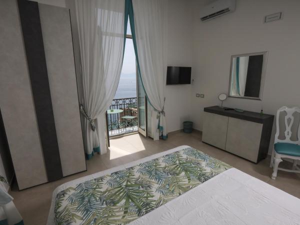 M'incanto B&B : photo 4 de la chambre chambre double avec balcon - vue sur mer