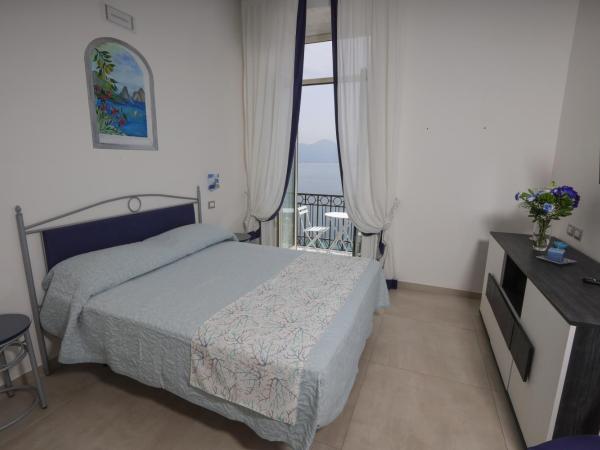 M'incanto B&B : photo 4 de la chambre chambre double avec balcon - vue sur mer