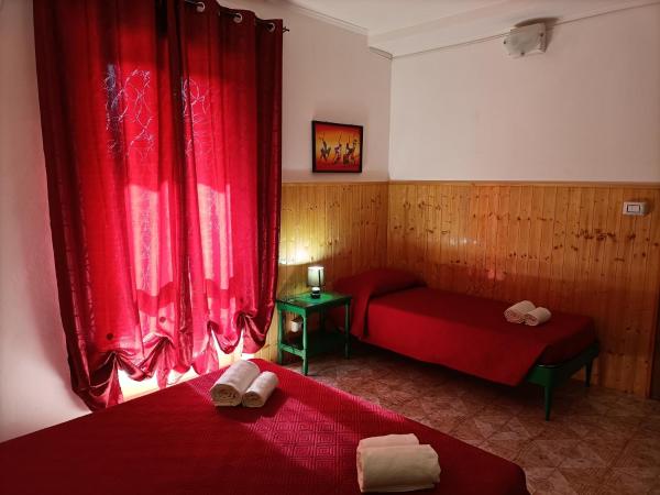 Mony's Island B&B : photo 3 de la chambre chambre triple avec salle de bains privative séparée