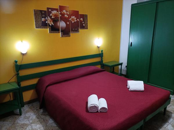 Mony's Island B&B : photo 4 de la chambre chambre triple avec salle de bains privative séparée