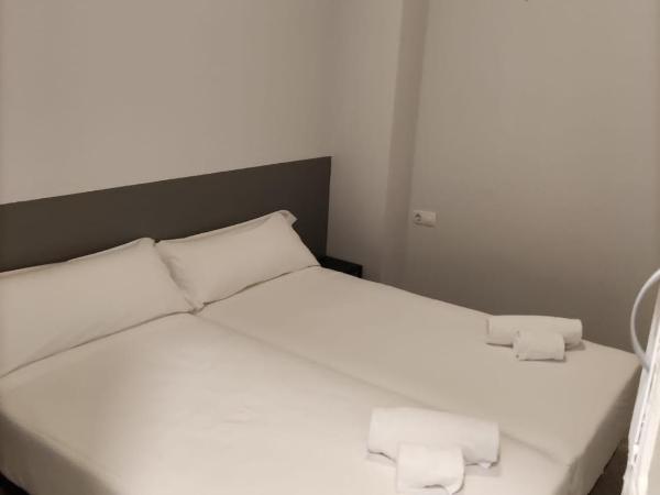 Hotel Monegal : photo 2 de la chambre chambre double Économique avec salle de bains commune