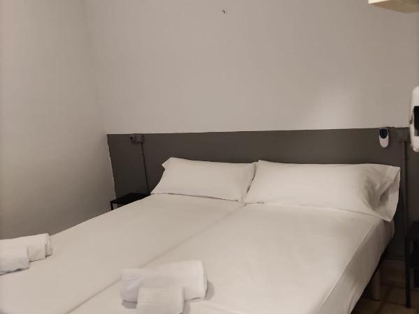 Hotel Monegal : photo 4 de la chambre chambre double Économique avec salle de bains commune