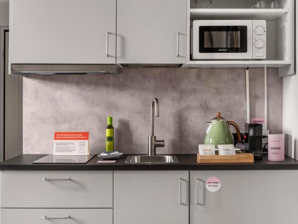 numa I Loreto Apartments : photo 5 de la chambre extra large studio with kitchen and sofa bed