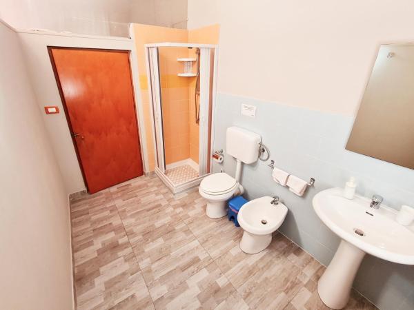 Affittacamere Il Terrazzo Di Archimede : photo 4 de la chambre chambre double avec salle de bains privative