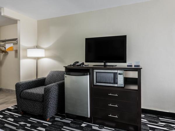 Days Inn by Wyndham Oklahoma City Bricktown : photo 2 de la chambre hébergement avec 2 lits queen-size et baignoire avec barres d’appui - accessible aux personnes à mobilité réduite - non-fumeurs