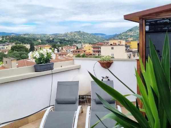 B&B Lorena Suites : photo 1 de la chambre suite junior avec terrasse et sauna privé