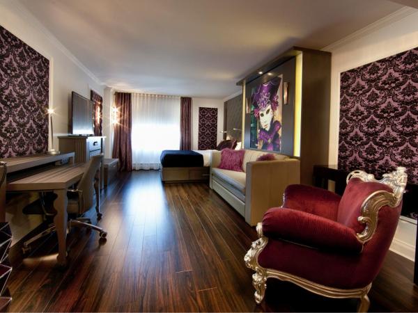 Hotel Plaza Quebec : photo 2 de la chambre suite violette avec 1 lit queen-size et 1 lit escamotable queen-size