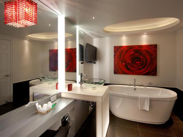 Hotel Plaza Quebec : photo 3 de la chambre suite rouge avec 1 lit queen-size et 1 lit escamotable queen-size