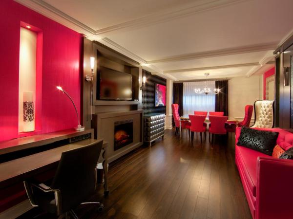 Hotel Plaza Quebec : photo 3 de la chambre suite rose premium avec 1 lit king-size et 1 lit escamotable queen-size