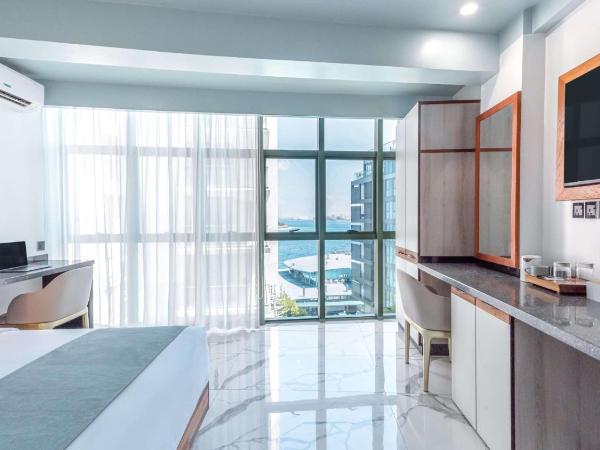 Marukab Plaza : photo 3 de la chambre deluxe double room with partial sea view (free return airport transport)