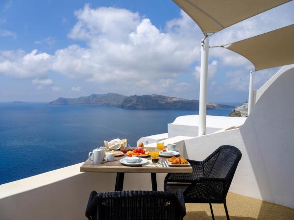 Strogili : photo 8 de la chambre chambre double supérieure avec balcon - vue sur la caldeira