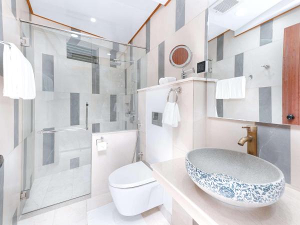 Marukab Plaza : photo 1 de la chambre deluxe double room with balcony (free return airport transport)