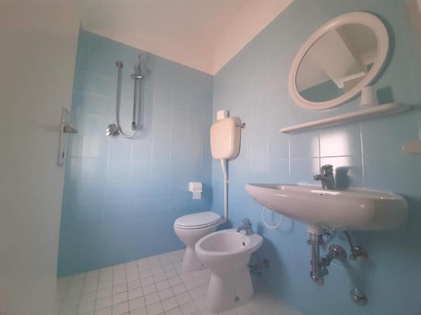 Hotel Amalfi : photo 5 de la chambre chambre triple avec salle de bains