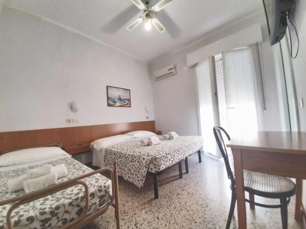 Hotel Amalfi : photo 4 de la chambre chambre triple standard