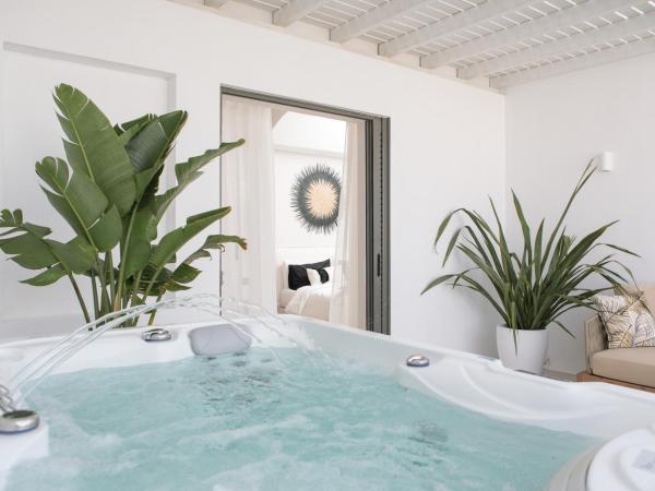 Porta Marina : photo 2 de la chambre suite lit queen-size avec baignoire spa