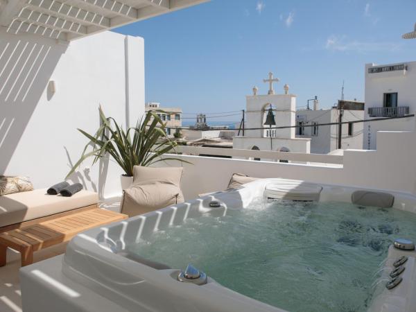 Porta Marina : photo 8 de la chambre suite lit queen-size avec baignoire spa