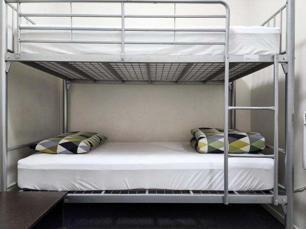 Newton Lodge Auckland : photo 6 de la chambre chambre lits jumeaux privée avec lits superposés et salle de bains commune (sans fenêtre)