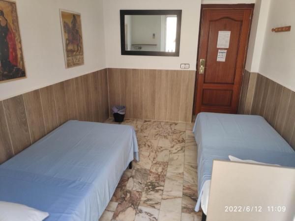 Hostel Triana Backpackers : photo 1 de la chambre chambre lits jumeaux avec salle de bains commune