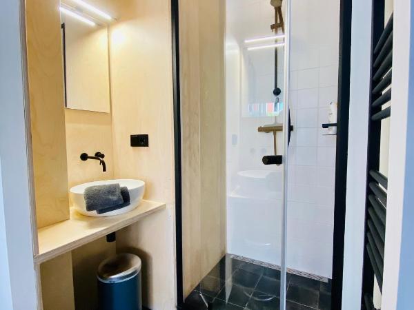 Private Studio with free car parking : photo 5 de la chambre chambre double deluxe avec douche