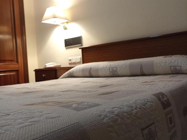 Hotel Capital de Galicia : photo 9 de la chambre chambre double avec salle de bains privative