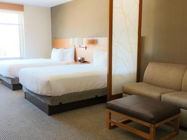 Hyatt Place Chicago-South/University Medical Center : photo 1 de la chambre chambre avec 2 lits queen-size et canapé-lit - Étage supérieur
