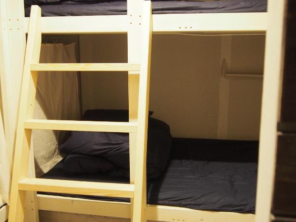328 Hostel & Lounge : photo 2 de la chambre lit dans dortoir pour hommes de 4 lits
