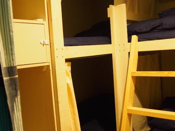 328 Hostel & Lounge : photo 4 de la chambre lit dans dortoir pour hommes de 4 lits