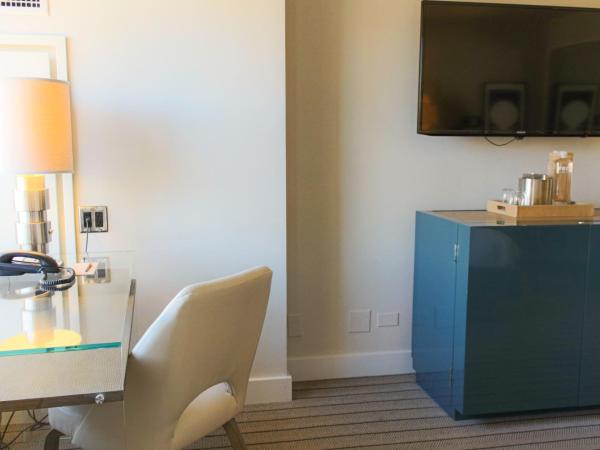 Thompson Chicago, by Hyatt : photo 9 de la chambre chambre lit king-size pour personnes à mobilité réduite avec douche accessible aux personnes à mobilité réduite