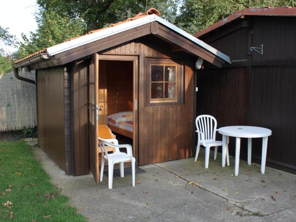 Pension Trojská : photo 3 de la chambre petit bungalow avec salle de bains commune