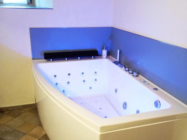 Chambres d'hôtes La Moraine Enchantée : photo 2 de la chambre chambre lit king-size avec baignoire spa