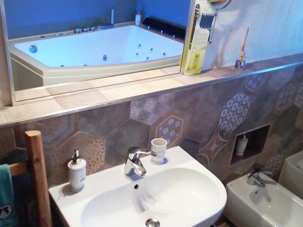 Chambres d'hôtes La Moraine Enchantée : photo 3 de la chambre chambre lit king-size avec baignoire spa