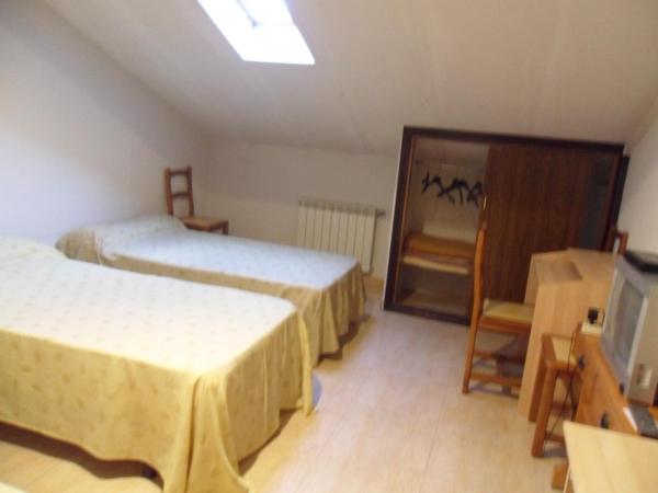 Hostal El Descanso : photo 2 de la chambre chambre triple avec salle de bains