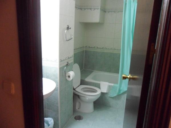 Hostal El Descanso : photo 4 de la chambre chambre triple avec salle de bains
