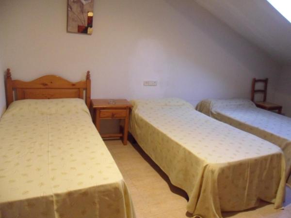 Hostal El Descanso : photo 5 de la chambre chambre triple avec salle de bains